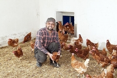 Liefert Oster-Eier auch ins Haus. Walter Käppeler bei seinen Hühnern.