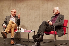 Moderator Meinhard Schmidt-Degenhard (links) und Experte Arnold Retzer diskutierten auf Einladung der VHS, warum die Suche nach dem Glück miese Laune verursacht.