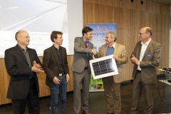 Landrat Frank Hämmerle übergibt Solar-Modul an seinen Nachfolger Zeno Danner